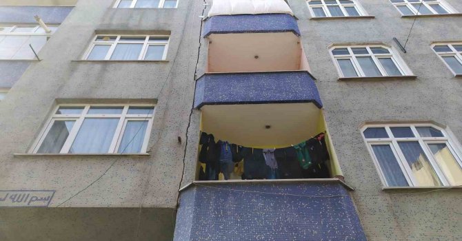 Esenler’de çatlak olan 2 bina boşaltıldı