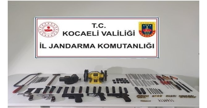 Evi cephaneye çevirmiş