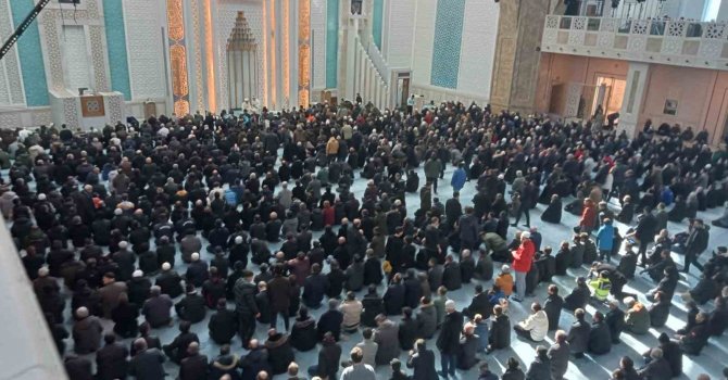 ‘Asrın felaketi’nde hayatını kaybedenler için gıyabi cenaze namazı kılındı