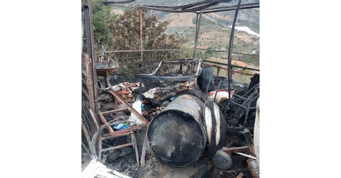 Soba bacasından sıçrayan kıvılcım, evin çatısını küle döndürdü