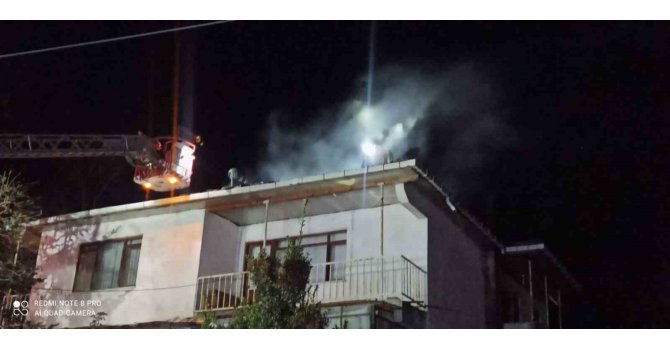 İki katlı evin bacasında çıkan yangın söndürüldü