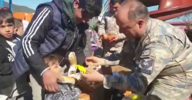 Mehmetçik, yardım malzemelerini ihtiyaç sahiplerine ulaştırıyor