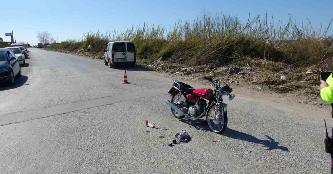Manavgat’ta hafif ticari araçla motosiklet çarpıştı: 1 yaralı