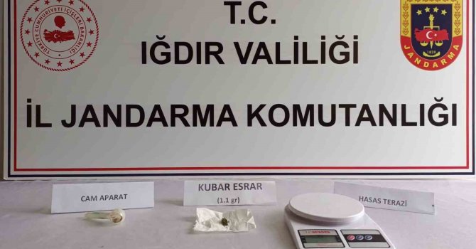 Iğdır’da torbacıların sakladığı uyuşturucu menfez altında ve metruk binalarda çıktı