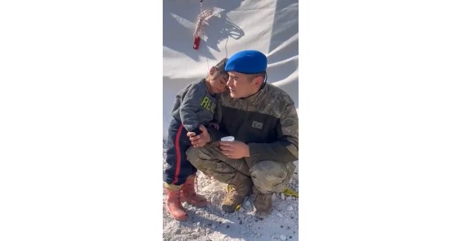 Minik çocuk dakikalarca Mehmetçik’in omzunda yattı