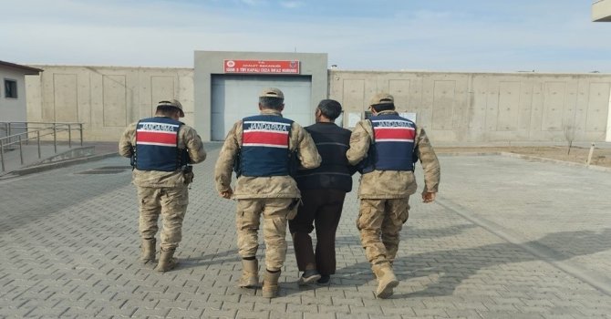 Iğdır’da cinayetten hüküm giyen baba ve oğlu evin içindeki özel bölmelerde yakalandı