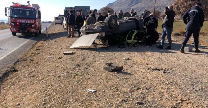 Lastiği patlayan otomobil takla attı: 2 yaralı