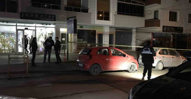 Tartıştıkları şahsı evinin önünde silahla yaralamışlardı: 2 tutuklama