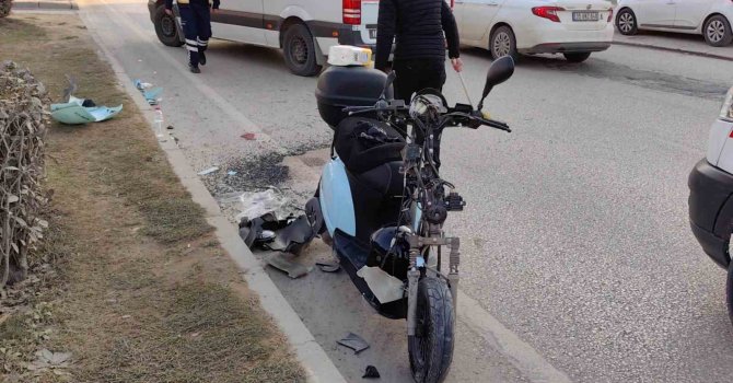 Motosikletin araca çarptığı kaza anı kamerada