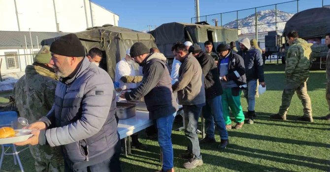 MSB: "Mehmetçik, sıcak yemek dağıtmaya devam ederken kandil simidi de ikram ediliyor"