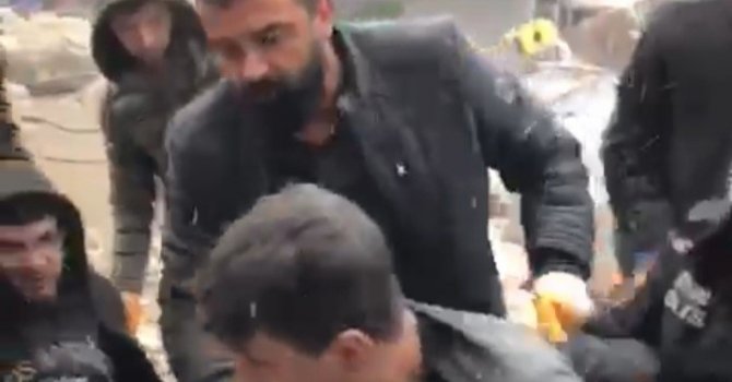 Sosyal medyadan yardım isteyen genç enkaz altından böyle kurtarıldı