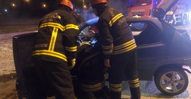 Takla atan otomobilde sıkışan sürücüyü itfaiye kurtardı
