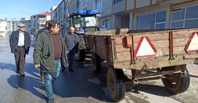 Yanlışlıkla aldığı traktör römorkunu geri getirdi