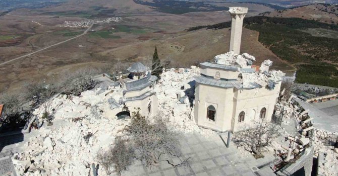 Ukkaşe Hazretlerinin türbesinin restore edilen bölümleri depremde yıkıldı