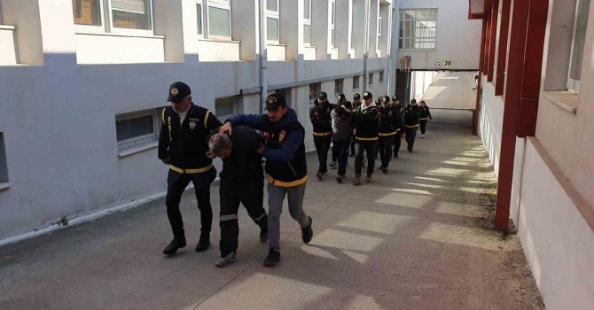 Depremzedelerin araçlarını çalan 12 zanlı yakalandı