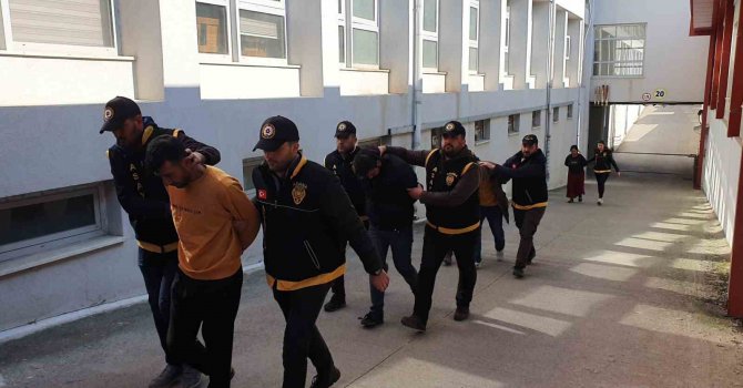 Depremzedelerin malzemelerini çalan 6 şüpheli yakalandı