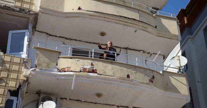 Komşusunun kiraladığı vinçle ağır hasarlı evine girdi, inemeyince itfaiye tarafından kurtarıldı