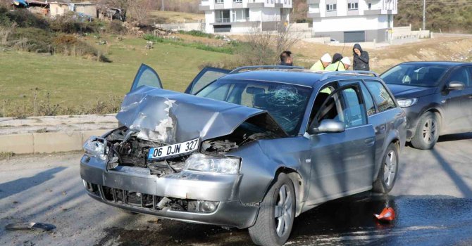 Otomobil iş makinesine çarptı: 1 yaralı