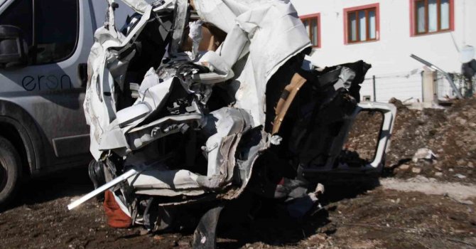 Depremde milyonluk araçlar kağıt gibi ezildi, top şeklini alan araç şaşkına çevirdi