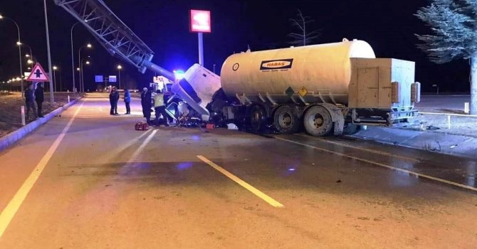 Çavdarhisar’da oksijen gazı yüklü tanker direğe çarptı, sürücü ağır yaralı