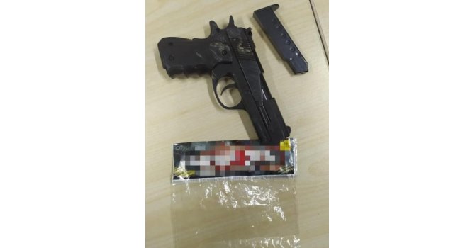 Oyuncak silah ile soygun girişiminde bulunan şüpheliler yakayı ele verdi