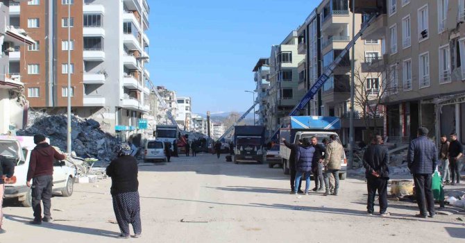 Nurdağı’ndaki depremzedeler yarım kalan hayalleriyle ilçeyi terk ediyor