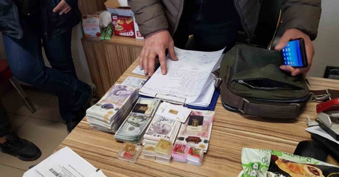 Kastamonu AFAD ekipleri, apartmanda buldukları para, döviz ve ziynet eşyalarını polise teslim etti