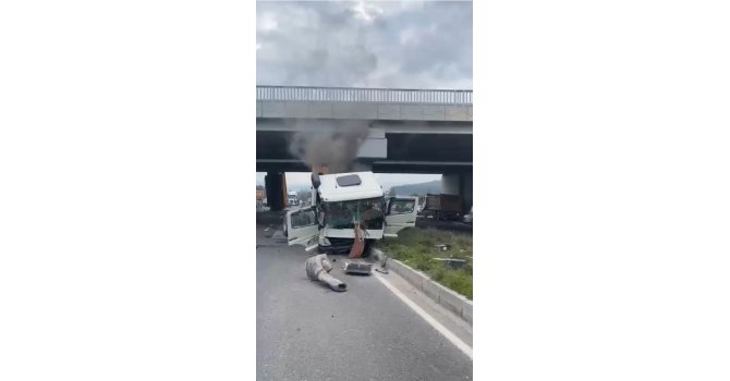 Dorse köprüye çarptı; 2 yaralı