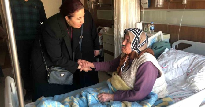 Siirt valisinin eşi Güney Hacıbektaşoğlu, depremzede aileleri yalnız bırakmadı