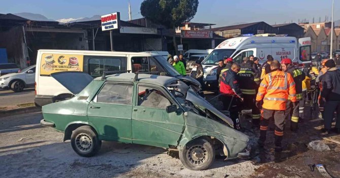 Trafikte birbirini sıkıştıran sürücüler karşı şeride geçti: 3 yaralı