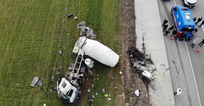 Çanakkale’de karşı şeride geçen beton mikseri ticari araca çarptı: 1 ölü