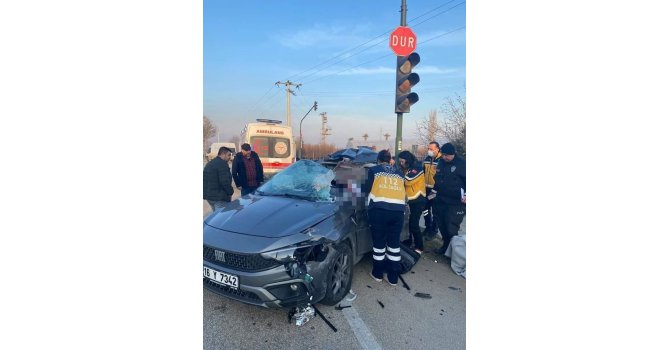 Tıra arkadan çarpan otomobilin kadın sürücüsü hayatını kaybetti