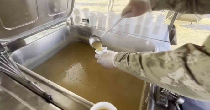 95’inci Zırhlı Tugayı Kahramanmaraş’ta çorba dağıtımına devam ediyor