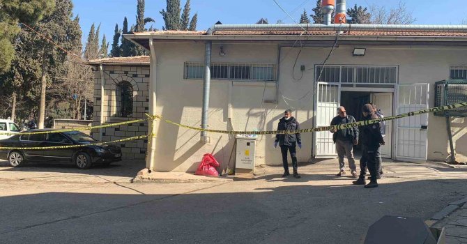 Cinnet getiren polis önce oğlunu sonra kendisi vurdu