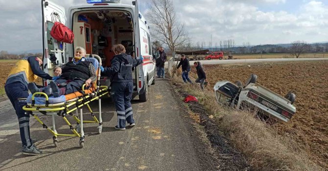 Kontrolden çıkan otomobil takla atıp tarlaya devrildi