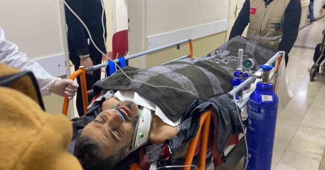 Depremin 296. saatinde kurtarılan Suriyeli Muhammed’in doktorlarla konuştuğu anlar kamerada