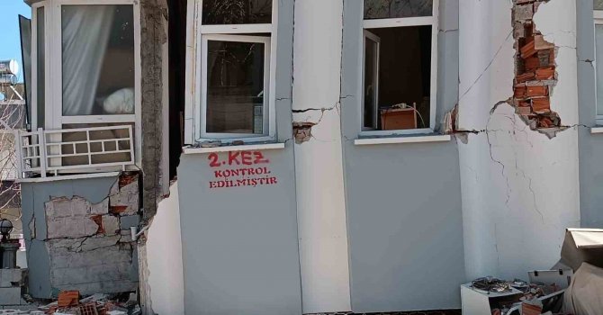 Adıyaman’da kontrol edilen binalar işaretlenip yıkılıyor