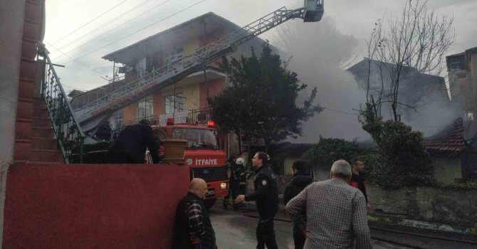 Gecekonduda başlayan yangın apartmana sıçradı