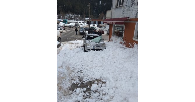 Kastamonu’da çatıdan düşen kar kütlesi park halindeki araca zarar verdi