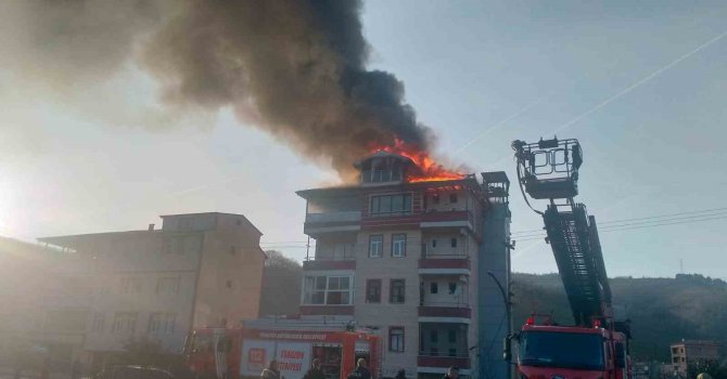 Trabzon’un Araklı ilçesinde 5 katlı evin çatısı alevlere teslim oldu