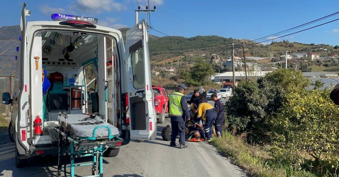 Gazipaşa’da motosikletle otomobilin çarpıştığı kazada araçlar alev aldı: 1 yaralı