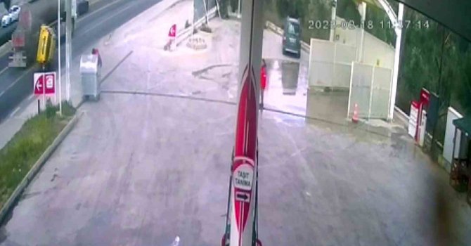 Tankere arkadan çarpan taksi takla attı, o anlar kameraya yansıdı