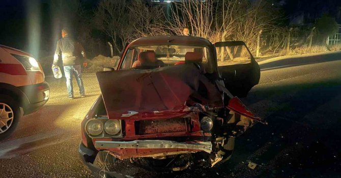 Manisa’da iki otomobil kafa kafaya çarpıştı: 8 yaralı