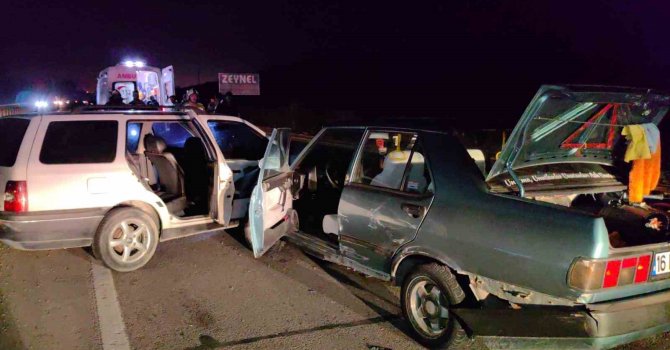 Bursa’da iki otomobil çarpıştı: 6 yaralı