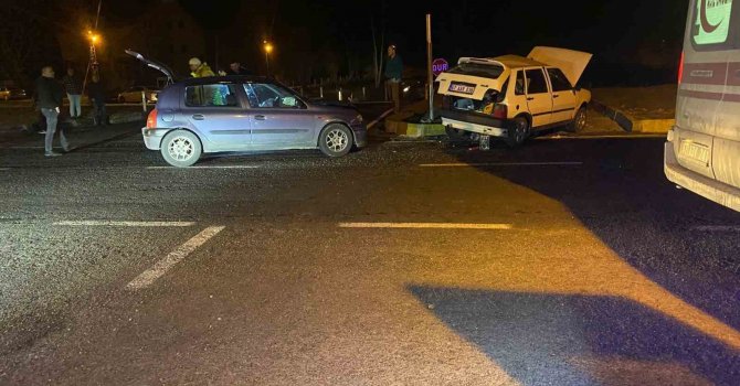 Zonguldak’ta kavşakta çarpışan iki otomobilde 2’si ağır 3 kişi yaralandı