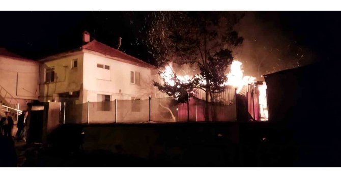 Prefabrik ev alev topuna döndü, ekipler söndürmek için seferber oldu