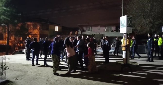 İki grup arasında taşlı, sopalı park yeri kavgası: 6 yaralı