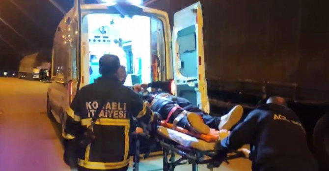 Park halindeki tıra çarptı, yaralanan arkadaşını araçta bırakıp kaçtı