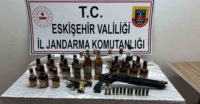 20 şişe kaçak içki ve silahla yakalandı