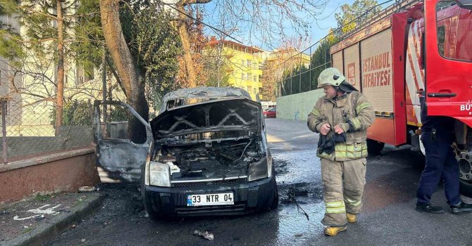Kartal’da hafif ticari araç alev alev yandı